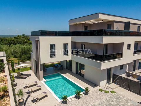 Location: Istarska županija, Fažana, Fažana. Fažana e dintorni, villa di lusso con vista panoramica sul mare In una posizione esclusiva vicino a Fažana, a soli 450 metri dal mare, è in vendita una moderna ed elegante villa che offre una vista indimen...