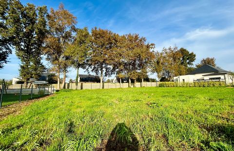 Situé à Chazé-sur-Argos, ce terrain constructible viabilisé de 670 m² offre un cadre de vie idéal pour les futurs propriétaires. Idéalement situé à deux pas des commodités pour une vie de famille. D'une surface totale de 670 m², ce terrain offre ains...