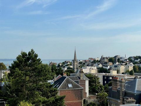 Pauline GABRIEL vous présente en exclusivité ce superbe T3 de 70m2 sur la commune de Sainte-Adresse (76310) situé à proximité des commerces et commodités, proche broche à rôtir. Au 3ème étage d'une résidence entretenue, vous découvrirez ce bel appart...