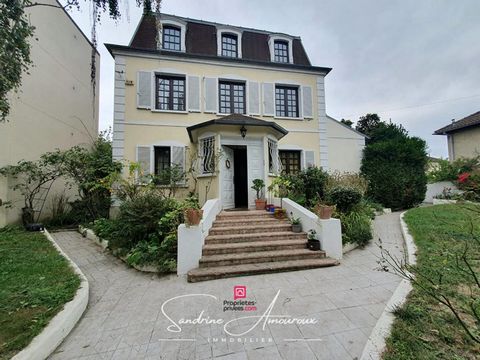 Cette grande maison familiale type Mansart attend sa nouvelle famille ! Elle vous offre des grands espaces de vie, 4 belles chambres avec chacune sa salle d'eau et un double garage indépendant sur 495 m² de terrain ! Elle se compose d'une entrée, un ...