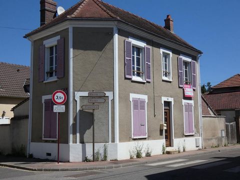 27530 Ezy sur eure, Mathieu Conan vous propose cette charmante maison de ville, à proximité des commerces et écoles, cette maison se compose d'une entré, un séjour lumineux, une grande cuisine, un couloir donnant accés a la cave, à l'étage un palier ...