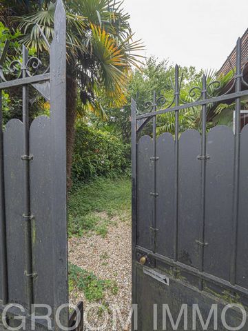 Découvrez ce bien rare à la vente. Une ancienne conciergerie, qui vous offrira une parfaite indépendance et où vous pourrez profiter de votre jardin privatif à l'abri des regards. Cette maison entièrement rénovée est composée au rez-de-chaussée d'un ...