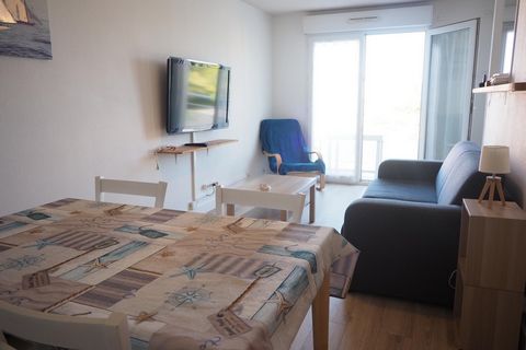 Situé à Les Sables-d'Olonne (85340), cet appartement profite d'un environnement côtier agréable, idéal pour les amateurs de la mer. À proximité, on trouve des commodités telles qu'une crèche et des arrêts de bus, assurant un quotidien pratique. Son e...