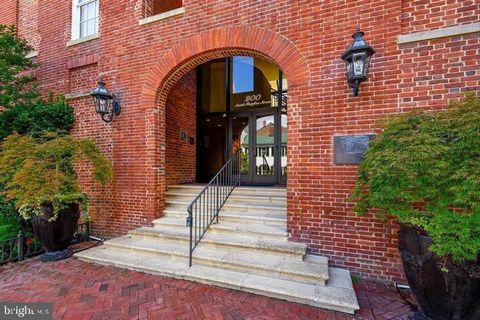 The striking 4-story building at the corner of Prince and S. Fairfax Streets in Alexandria’s SE Quadrant is well-known as Old Town’s treasured jewel. Called “Green’s Steam Furniture Works Condominium,” the circa 1790 building at 200 S. Fairfax Street...