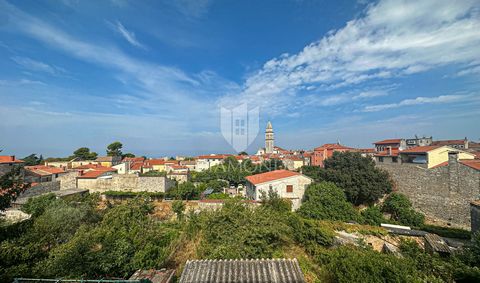 Location: Istarska županija, Vodnjan, Vodnjan. Istrien, Vodnjan, Zentrum Ein einheimisches Reihenhaus im Herzen der Altstadt von Vodnjan mit Blick auf das Meer und in der Nähe aller Einrichtungen und Attraktionen. Dieses alte Vodnjaner Haus aus dem J...