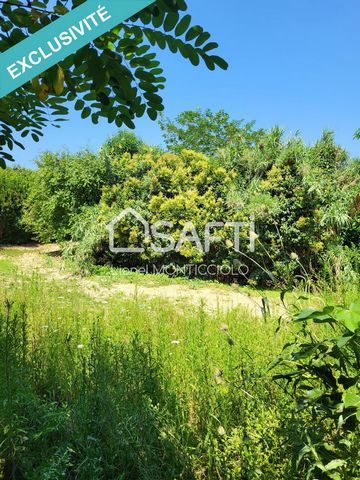 Situé au centre du village de Donneville, Ce terrain constructible de 555m² est entouré de verdure. Passez le chemin d'accès, et vous découvrirez ce terrain intimiste en plein cœur du bourg. Exposé Sud-Est, peu de vis à vis, il vous permettra de réal...