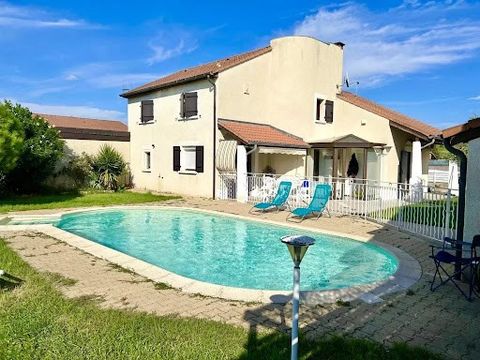 The Home Sun immobilier agency presents this charming 145m2 house for sale, located in a peaceful area of Montélimar close to all amenities. Combining comfort and practicality, this house will offer you an ideal living environment! The bright, south-...