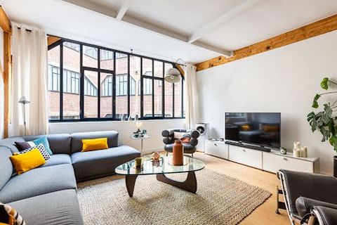 Lamarck-Caulaincourt - Dans un très bel immeuble ancien réhabilité, appartement de 73.2 m² parfaitement optimisé au deuxième étage avec ascenseur. Il se compose d'une entrée avec rangements et dressing, un beau double séjour de 41 m² avec une grande ...