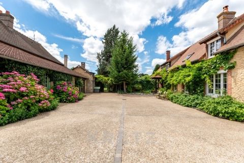 In the commune of Vaux-sur-Eure, in a privileged area at the gateway to the Yvelines, 1 h from Paris, close to forests, rivers and shopping towns. A house combining stone, brick and beams. A secluded courtyard bathed in sunlight, a landscaped garden ...