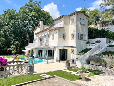 Dans un domaine très recherché au fond d'une impasse, je vous invite à découvrir cette villa de charme bénéficiant d'une vue panoramique à couper le souffle sur la mer et l'esterel. La villa jouit de très beaux volumes et se compose comme suit : Au n...