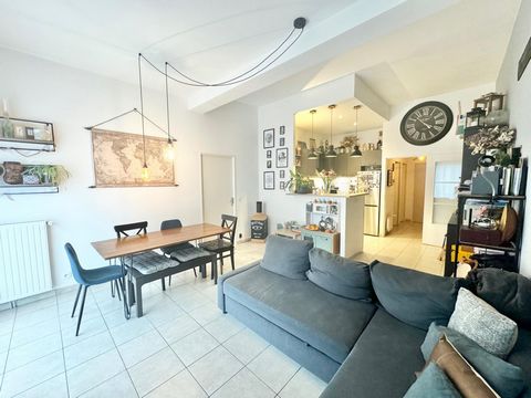 Discover this single-storey apartment ideally located in the centre of Chantepie, in the Centrale Park residence. Features: • Living area: Approximately 68 m² Layout: • Bright living room opening onto a large 46 m² terrace, accessible without steps •...