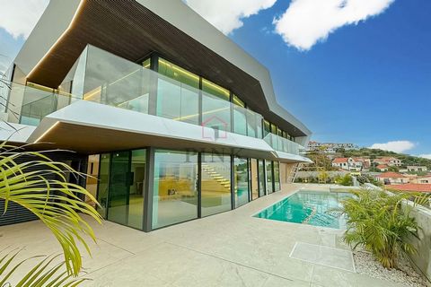 Luxe villa met 4 slaapkamers in Funchal met zwembad, panoramisch uitzicht, modern design en eersteklas faciliteiten. Suites met balkon, ingerichte keuken, recreatieruimtes en energie-efficiëntie. Comfort, privacy en verfijning, op een bevoorrechte lo...