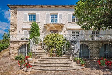 Gelegen dicht bij het stadscentrum van een pittoreske gemeenschap in de Luberon, is dit prachtige huis uit 1920 een echt juweeltje. Het ligt midden in een park van 2,5 hectare en profiteert van een uitzonderlijk groene omgeving met olijfbomen en oude...