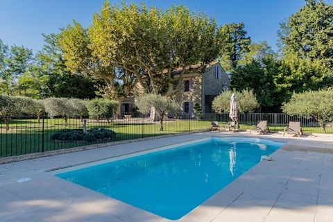 Proche du massif des Alpilles et du Luberon, idéalement situé à seulement 15min de Saint-Rémy-de-Provence, découvrez une superbe propriété du 19ème siècle aux surfaces généreuses. Passé le portail, vous serez immédiatement charmé par ses deux beaux p...