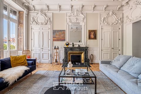 Located on Place Bellecour, in the heart of the second arrondissement of Lyon, this fully rehabilitated apartment of 162m2 Carrez, is located on the 2nd floor with elevator of a beautiful bourgeois building perfectly maintained. As soon as you enter,...