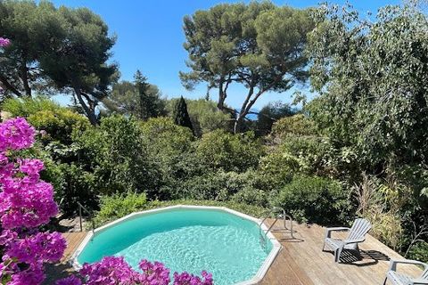 Exceptional, Mont Saint-Clair. Large family home of over 271m2, with its bucolic garden and commanding sea views. Bathed in light, all the living areas benefit from large bay windows opening onto the terraces, garden... and the sea, allowing the eye ...