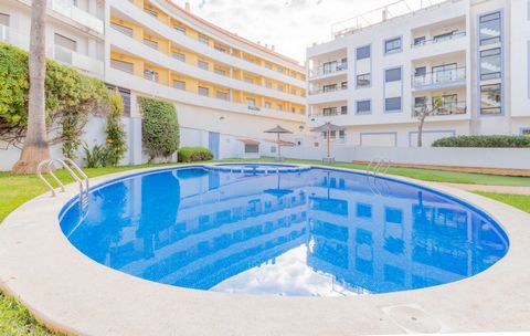 Presentamos este magnífico apartamento de 80m² útiles. Ubicado en Moraira, el edificio es del 2007, con excelente orientación este, y piscina comunitaria. Este apartamento es ideal tanto para vivir todo el año, como para inversión turística, ya que c...