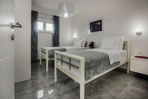 La villa si trova in una zona tranquilla della città di Imotski e dista 4,5 km dal centro della città. La casa è arredata con stile e si trova su un terreno verde completamente recintato, che comprende una piscina, un parcheggio e un parco giochi per...