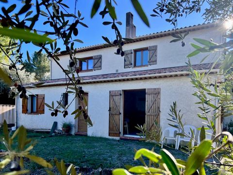 Située à Trans-en-Provence (83720), cette maison bénéficie d'un cadre paisible en campagne tout en restant proche des commodités essentielles telles que les écoles et les arrêts de bus. Son exposition sud-est lui offre une luminosité appréciable. À l...