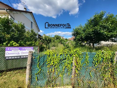 En EXCLUSIVITE - Dans un quartier pavillonnaire à deux pas du Château D'ORMESSON-SUR-MARNE, notre Agence BONNEFOI IMMOBILIER vous propose ce terrain à batir d'environ 345M2 avec une très belle façade de 14m Exposée OUEST, sur une profondeur d'environ...