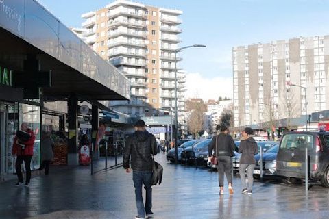 Este estudio de 27,15 m2 ofrece un entorno de vida agradable y práctico en el centro de la ciudad, cerca del transporte público, RER E, a 5 minutos a pie de la estación de Chelles Gournay y al pie de las paradas de autobús: 214, 113, 613, 701 y Apoll...