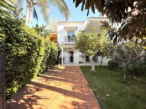 Located in Puerto Banús. Charming Townhouse in the Golden Mile Enjoy tranquility and exclusivity in this townhouse located on the beachfront, in the heart of Marbella's Golden Mile. Perfectly situated in front of one of the most peaceful and sou...