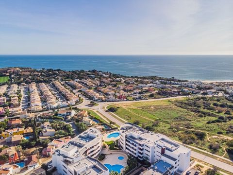 Situé au deuxième étage d'une prestigieuse copropriété à Porto de Mós, nous trouvons ce charmant appartement de deux chambres. L'appartement se compose d'un hall d'entrée, de 2 chambres et de 2 salles de bains, dont une avec balcon et salle de bain p...