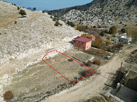 Terrain à vendre de 355 m² à Antalya Konyaaltı Çağlarca Village Le terrain à vendre est situé à Antalya Konyaaltı Çağlarca Village. Le village de Çağlarca accueille chaque jour de nombreux visiteurs avec le centre de ski de Saklikent, des restaurants...