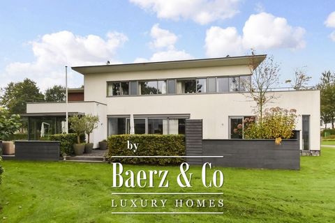 English text below! Wonen in een unieke, riante en werkelijk zo te betrekken villa met alle luxe en comfort, omgeven door heel veel groen! In het gewilde Park Craeyenburch bieden wij aan een bijzonder fraaie geschakelde villa, die met alle luxe en kw...