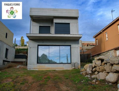 ¡Descubre tu nuevo hogar en esta impresionante casa independiente a estrenar! Con una superficie construida de 198 m² y 158 m² útiles, esta propiedad ofrece un espacio amplio y muy luminoso para toda la familia. La cocina de 12,70 m² está abierta al ...