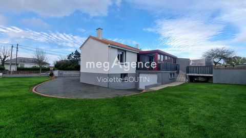 Située à Villedieu-la-Blouère, cette propriété FAMILIALE offre de très belles prestations, proche des commodités locale et des écoles, mais également par sa proximité immédiate de la 2×2 voies CHOLET/NANTES. Cette maison de 140 m², implantée sur un t...