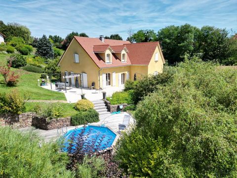 Entre Héricourt et Villersexel, dans un village dynamique avec toutes les commodités, sur 41 ares de terrain magnifiquement arborés au panorama imprenable, votre conseiller Safti vous présente une belle propriété qui peut se décrire de la façon suiva...