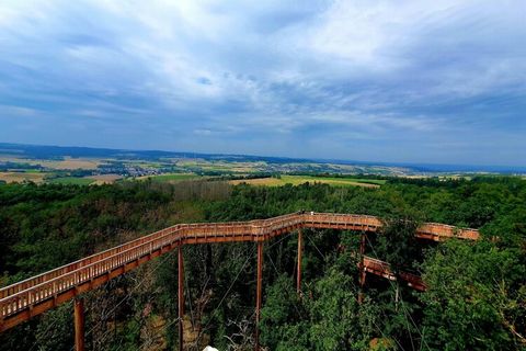 Ten czarujący apartament dwupoziomowy oferuje idealne połączenie nowoczesnego komfortu życia i wiejskiego uroku w jednym z najpiękniejszych obszarów Taunus. Rozłożone na dwóch poziomach mieszkanie zachwyca jasnymi, przestronnymi pokojami i przemyślan...