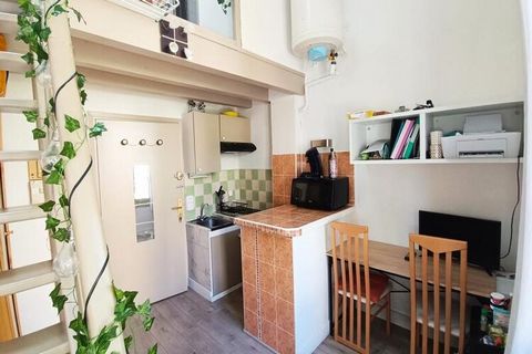 Magnifique studio de 18 mètres carrés situé à Nice. ArrayD'une superficie de 18 m², il possède tous les équipements nécessaires. Passez un bon séjour ! Situé au 1er étage sans ascenseur, ce studio lumineux comprend : - un coin nuit en mezzanine avec ...