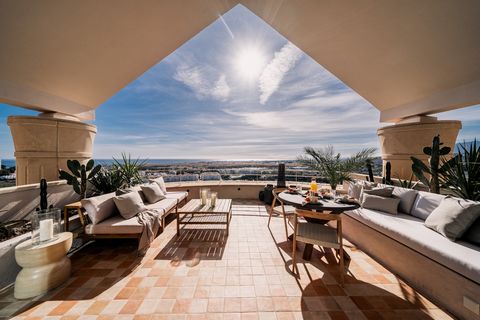 Denna fantastiska duplex penthouse ligger i det prestigefyllda området Nueva Andalucia i Marbella, Malaga. Belägen i ett gated community med en säkerhetsvakt, erbjuder denna lyxiga egendom den perfekta kombinationen av elegans och lugn. Med sin panor...