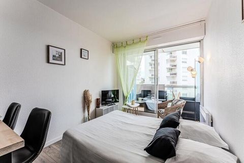 Geniet van een onvergetelijk verblijf in dit lichte en comfortabele appartement van 26 m², ontworpen voor 4 personen, in Arcachon, een charmante en populaire stad. Dit appartement van 26 m² op de 2e verdieping met lift, inclusief: - een balkon van 6 ...