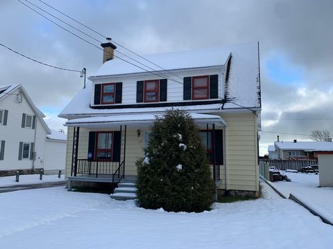 Bien situé entre la rue St Fidèle et la route 138 cette belle maison bien entretenu est parfaite pour une famille. Le terrain est vaste et un grand garage pour un bricoleur y est déjà construit en plus d'une grande remise. Les sentiers de motoneige e...