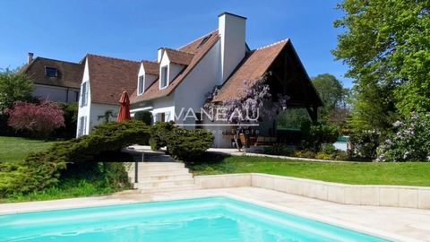 In Villennes-Sur-Seine ideally located 15 minutes walk from the Paris St Lazare SNCF station and less than 10 minutes from the A 13/A14n access, near the Joyenval golf course, The Vaneau Group is pleased to offer you a modern residential house (built...