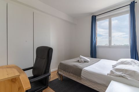 C'est un appartement de 65 m² bien meublé avec un grand séjour, 2 jolies chambres avec espace et dressings, une cuisine séparée, une terrasse et une place de parking. Nous fournissons des serviettes propres, des draps. Il dispose d'une connexion Wi-F...