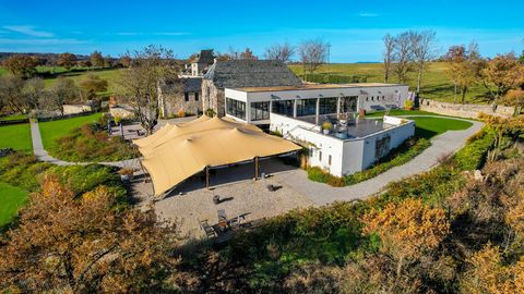 Ensemble immobilier d'exception datant du XVIIIème siècle, offrant une vue 360° à couper le souffle jusqu'au Plateau de l'Aubrac et représentant une opportunité rare pour les investisseurs en quête d'une propriété de luxe déjà en activité. Ce petit h...