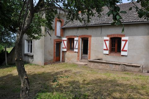 À 10 minutes de LAPALISSE, dans un environnement bucolique, petite maison de campagne, élevée en partie sur cave, comprenant de plain-pied une cuisine simple de 17 m2, avec possibilié d’ajouter un poêle à bois, un séjour de 14 m2, avec une porte donn...