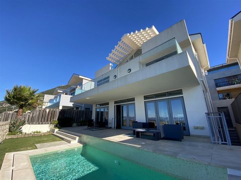 Chestertons is verheugd om exclusief te koop aan te bieden, dit vrijstaande huis met 4 slaapkamers gelegen in de prestigieuze omheinde ontwikkeling, Buena Vista Park Villas. Dit huis biedt accommodatie over vier verdiepingen en profiteert van een gro...