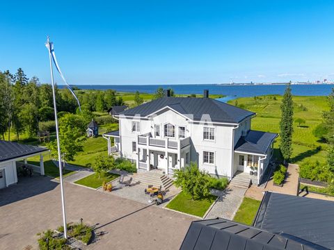 Welcome to a magnificent mansion by the sea, which combines the peace of nature and spacious living. This dazzling property covers over 3 hectares of land and offers wonderful opportunities for a variety of hobby activities. The buildings have geothe...