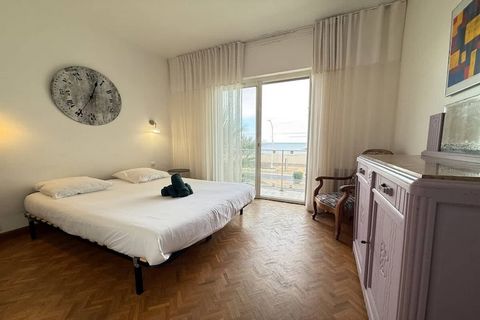 Experience a spacious 120 m² apartment right on the seafront, offering a panoramic view of the Mediterranean and direct access to the beach. Perfect for family holidays or a getaway with friends, it combines retro charm with modern comfort. Relax on ...