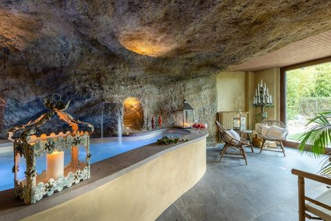 Découvrez votre ferme toscane à Orentano, où le charme rustique rencontre le luxe moderne. Commencez chaque journée par des viennoiseries fraîches et un expresso en plein air au bord de la piscine ouverte toute l'année, puis détendez-vous dans le jac...