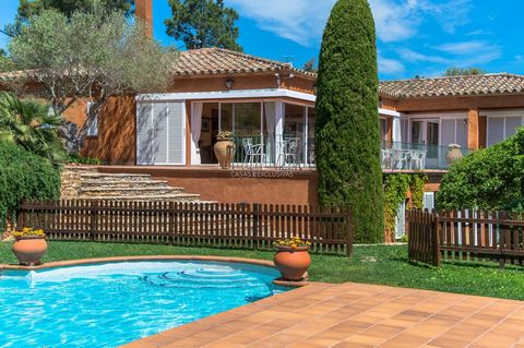 Propriété exclusive à Begur avec vue sur la mer et les colines. Licence touristique Située dans un cadre de tranquillité et dintimité absolues, à seulement 3 km du centre de Begur et à 5 km de la plage dAiguablava, cette magnifique propriété allie co...