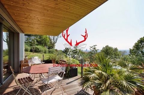 EXCLUSIVITÉ. L'agence Dufossé immobilier vous propose cet appartement d'exception avec vue sur Lyon dans la résidence Debrousse Lyon 5, il fait 115 m² avec 40 m² de terrasses. Pour compléter ce bien une cave et un double garages. Contactez Laetitia E...