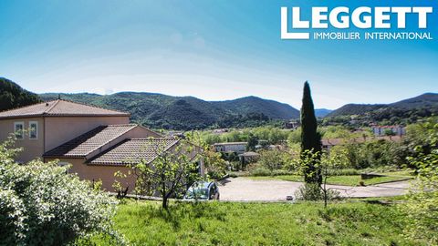 A39652RAB34 - Deze door een architect ontworpen villa ligt hoog op de heuvel met uitzicht op de historische stad Lodève en biedt een uitzonderlijke leefomgeving met een panoramisch uitzicht over de stad, de kathedraal en de bergen daarachter. Het pan...