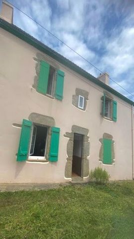 Au coeur du village de Lomener Maison principale de 111m2 sur 2 niveaux + grenier aménageable de 38m2 Sur terrain de 420m2 Comprenant 4 chambres, cuisine, salle d'eau, wc, grenier aménageable, cellier sur un terrain de 533m2 Sur ce terrain un bâtimen...