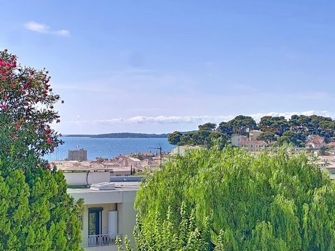 Villa de caractère avec dépendances, jardin et aperçu mer
